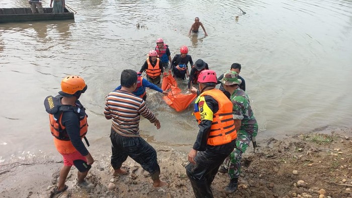 Basarnas mengevakuasi korban tenggelam. (IStimewa)