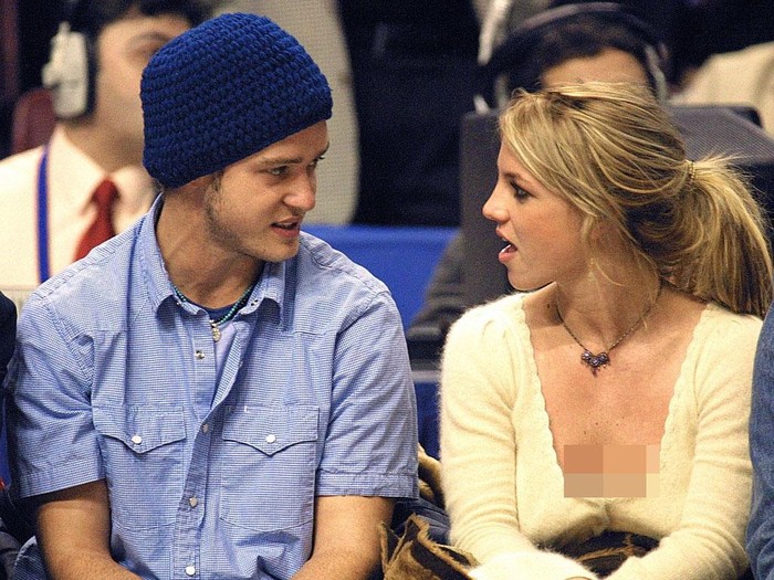 Pop star Britney Spears (l) and her boyfriend, singer Justin Timberlake of the group NSYNC arrive backstage at the 28th Annual American Music Awards 08 January 2001 in Los Angeles. Spears is co-hosting the award show this year along with rapper/actor LL Cool J. AFP Photo Lucy NICHOLSON (Photo by LUCY NICHOLSON / AFP)