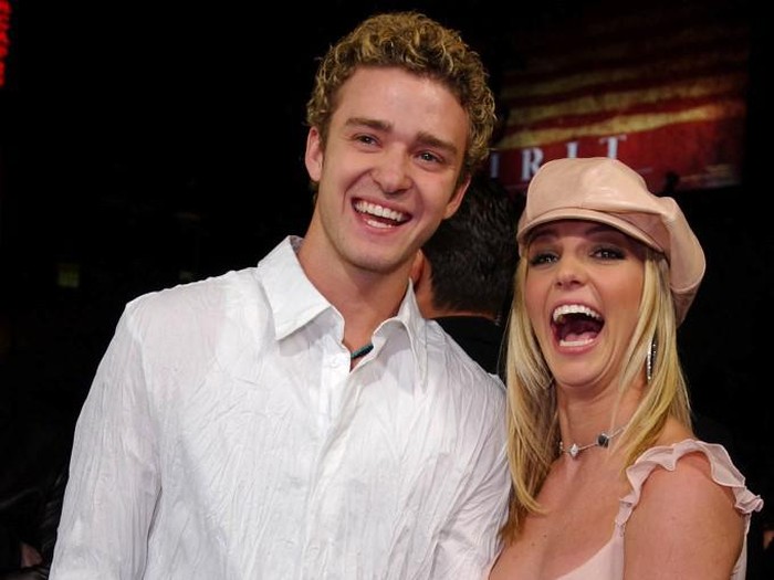 Pop star Britney Spears (l) and her boyfriend, singer Justin Timberlake of the group NSYNC arrive backstage at the 28th Annual American Music Awards 08 January 2001 in Los Angeles. Spears is co-hosting the award show this year along with rapper/actor LL Cool J. AFP Photo Lucy NICHOLSON (Photo by LUCY NICHOLSON / AFP)