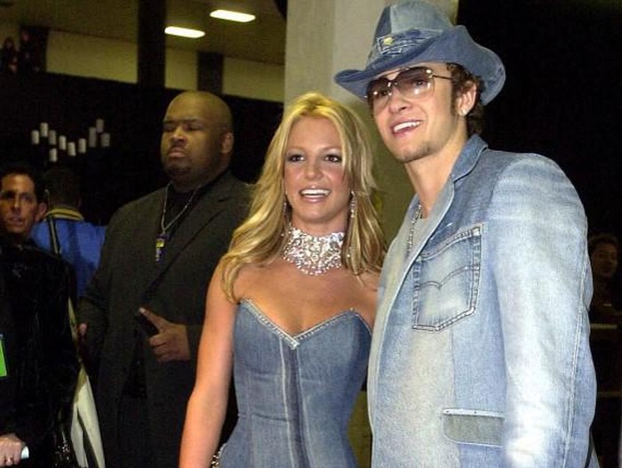 Pop star Britney Spears (l) and her boyfriend, singer Justin Timberlake of the group NSYNC arrive backstage at the 28th Annual American Music Awards 08 January 2001 in Los Angeles. Spears is co-hosting the award show this year along with rapper/actor LL Cool J. AFP Photo Lucy NICHOLSON (Photo by LUCY NICHOLSON / AFP)