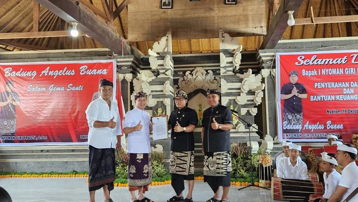 Bupati Badung I Nyoman Giri Prasta menyerahkan bantuan keuangan pada Bupati Klungkung I Nyoman Suwirta di, Klungkung, Bali, pada Rabu (18/10/2023).
