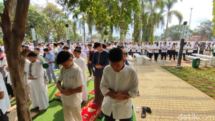 Bupati Ciamis Herdiat Sunarya mengatakan dampak musim kemarau tahun ini ada 11 kecamatan yang mengalami krisis air bersih.