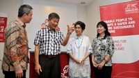 Chief Agency Oficer, Sastradinata usai menyerahkan bingkisan sehat kepada nasabah Bapak Jozep dan Ibu Ino yang didampingi oleh financial planner Generali Indonesia, Mimi Langgawati. Kedua nasabah yang merupakan pasangan suami istri dari Surabaya ini  telah menjadi nasabah Generali Indonesia selama hampir 12 tahun dan di awal tahun 2023, Bapak Jozep & Ibu Ino terdiagnosa penyakit kritis.