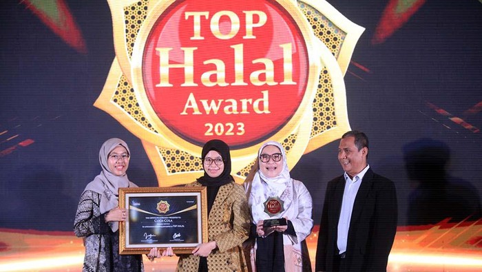 Ihatec Marketing Research menyerahkan Top Halal Award 2023 kepada Coca-Cola yang diterima oleh SRA Senior Manager Indonesia & Papua New Guinea Hilda Octora, dan Communication Manager Indonesia, Malaysia & Singapura Fauziah Syafarina Nasution, Selasa (18/10). Coca - Cola dipilih oleh milenial indonesia sebagai merek halal yang top di kategori soft drink dan bisa membantu mewujudkan Indonesia sebagai pusat industri halal dunia tahun 2024.