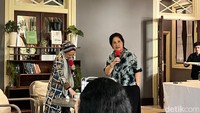 Pada Senin (16-10-2023), bertepatan dengan World Food Day, Omar Niode Foundation mengadakan peluncuran buku “Comfort Food Memoir. Kisah Makanan Yang Menenangkan Beserta Resepnya”. Amanda Katili Niode PhD, selalu ketua yayasan ini sangat berterimakasih dengan kontribusi 65 penulis. Foto: Detikcom / Atiqa Rana
