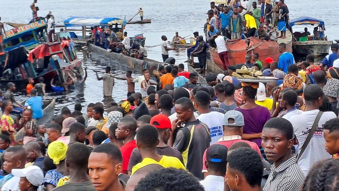 CONGO-BOAT/ACCIDENT People stand among the belongings of the passengers of the boat capsized on the Congo river in Mbandaka, Democratic Republic of Congo October 16, 2023. REUTERES/Stringer NO RESALES. NO ARCHIVES