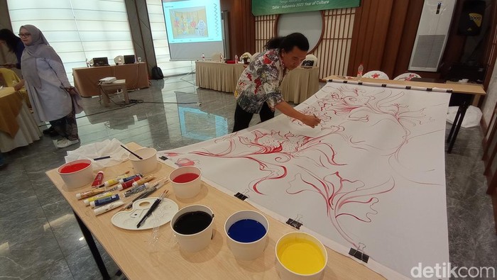Desainer menampilkan sketsa motif hasil kolaborasi perajin bordir Tasikmalaya dan Qatar.