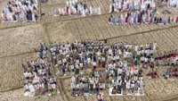 Foto udara umat Islam melaksanakan salat Istisqa di sawah yang kering Desa Pawindan, Kabupaten Ciamis, Jawa Barat, Rabu (18/10/2023).  