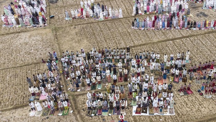 Di Sawah yang Mengering, Warga Ciamis Salat Minta Hujan Foto udara umat Islam melaksanakan shalat Istisqa di sawah yang kering Desa Pawindan, Kabupaten Ciamis, Jawa Barat, Rabu (18/10/2023). Shalat tersebut guna berdoa dan memohon kepada Allah SWT untuk menurunkan hujan karena bencana kekeringan telah terjadi di 441 desa dan 67 kecamatan di Jawa Barat dengan kebutuhan air bersih 468.290 liter air per kota dan kabupaten untuk 192.331 keluarga terdampak. ANTARA FOTO/Adeng Bustomi/aww.