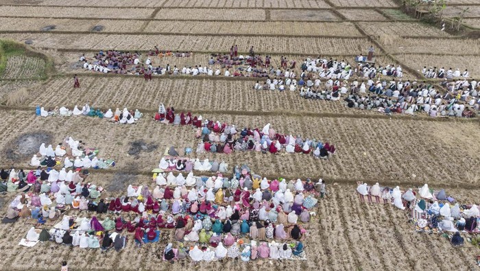 Di Sawah yang Mengering, Warga Ciamis Salat Minta Hujan Foto udara umat Islam melaksanakan shalat Istisqa di sawah yang kering Desa Pawindan, Kabupaten Ciamis, Jawa Barat, Rabu (18/10/2023). Shalat tersebut guna berdoa dan memohon kepada Allah SWT untuk menurunkan hujan karena bencana kekeringan telah terjadi di 441 desa dan 67 kecamatan di Jawa Barat dengan kebutuhan air bersih 468.290 liter air per kota dan kabupaten untuk 192.331 keluarga terdampak. ANTARA FOTO/Adeng Bustomi/aww.