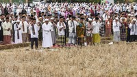 Umat Islam melaksanakan salat Istisqa di sawah yang kering Desa Pawindan, Kabupaten Ciamis, Jawa Barat, Rabu (18/10/2023).  