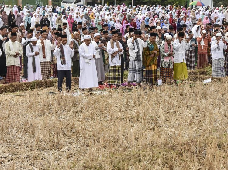 Warga Ciamis Salat Minta Hujan di Persawahan Tandus