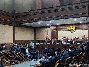 Jaksa ke Eks Dirut Bakti: Tak Banyak Ingat, Tadi Nggak Jatuh Kepentok Kan?