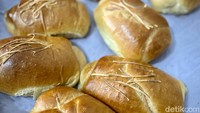 Selain itu, ada pula pengunjung yang kehabisan stok roti saat tiba di tokonya. Karenanya, sejak viral mereka menerapkan sistem order h-5 hingga h-7. Foto: detikcom