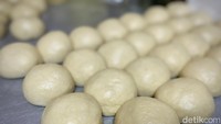 Saat pertama kali, rotinya hanya tersedia dalam dua varian, yakni cokelat dan keju. Roti tersebut dibanderol seharga Rp 70 perak. Foto: detikcom