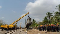 Dari pantauan detikJogja di lokasi, evakuasi kereta terakhir yang anjlok imbas kecelakaan tersebut tuntas pada pukul 09.57 WIB. Berakhirnya evakuasi ini pun disambut suka cita oleh personel gabungan yang terlibat dalam kegiatan.