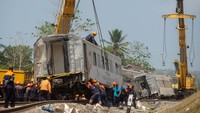 Adapun kereta Argo Semeru dipindah dari lokasi ringsek dari jalur utara ke jalur selatan. Selanjutnya jalur sisi utara bisa kembali difungsikan untuk lalu lintas KA. Sedangkan jalur selatan masih ditutup.