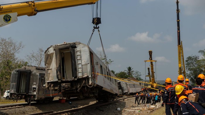 Evakuasi KA Argo Semeru Petugas berusaha mengevakuasi KA Argo Semeru yang mengalami kecelakaan di kawasan Kalimenur, Sukoreno, Sentolo, Kulonprogo, D.I Yogyakarta, Rabu (18/10/2023). Seluruh rangkaian KA yaitu KA Argo Wilis jurusan Gambir-Surabaya dari arah Jakarta dengan KA Argo Semeru jurusan Bandung-Gubeng (Surabaya) dari Yogyakarta yang mengalami kecelakaan pada Selasa (17/10) telah berhasil dievakuasi. ANTARA FOTO/Andreas Fitri Atmoko/aww.