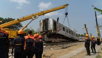 Petugas berusaha mengevakuasi KA Argo Semeru yang mengalami kecelakaan di kawasan Kalimenur, Sukoreno, Sentolo, Kulonprogo, D.I Yogyakarta, Rabu (18/10/2023).