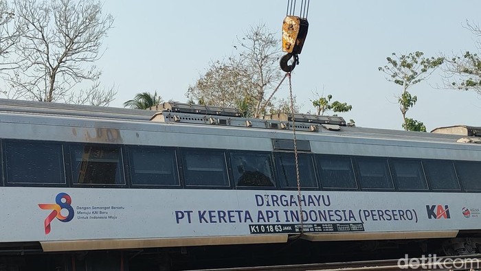 Proses evakuasi kereta api.