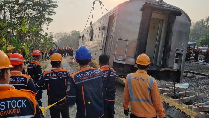 Proses evakuasi kereta Argo Semeru, Rabu (18/10/2023).
