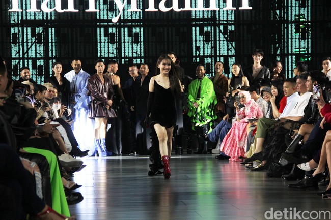 Momen tersebut menjadi kesempatan bagi sang penyanyi dangdut untuk tampil beda. Biasa bergaya centil, kali ini ia menyesuaikan penampilannya dengan karakter desain Harry Halim yang dark dan edgy. (Foto: Abduh/detikcom)