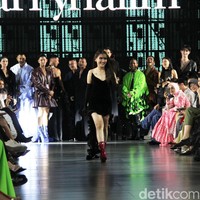 Momen tersebut menjadi kesempatan bagi sang penyanyi dangdut untuk tampil beda. Biasa bergaya centil, kali ini ia menyesuaikan penampilannya dengan karakter desain Harry Halim yang dark dan edgy. (Foto: Abduh/detikcom)