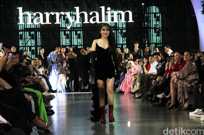 Little black dress berbahan velvet yang menciptakan kesan mewah menjadi andalan ibu satu anak ini. Bagian bahu yang terbuka memungkinkan Ayu untuk memamerkan tato mungil berbentuk bunga yang menghiasi bagian atas dada. (Foto: Abduh/detikcom)