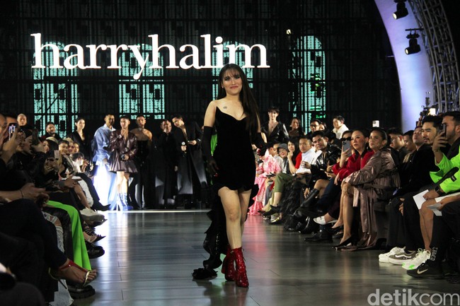 Gaun mini rancangan Harry Halim tersebut juga dihiasi dengan ‘ekor’ berbentuk spiral yang menjuntai di belakang. Gayanya lantas sukses terhindar dari kesan monoton. (Foto: Abduh/detikcom)