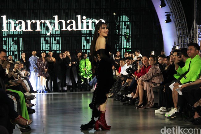 Di penghujung peragaan koleksi Spring-Summer 2024 itu, sang desainer mengundang para selebriti yang hadir untuk unjuk kebolehan berlenggang di catwalk. Ayu termasuk di antara mereka yang diminta secara mendadak. “Aku kaget dan malu,” tulis Ayu di Instagram Stories menanggapi momen tersebut. (Foto: Abduh/detikcom)