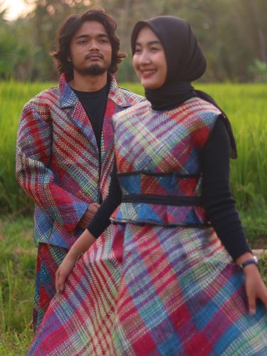 Foto Khoirul Anam yang membuat setelan busana dari tikar, viral di media sosial.