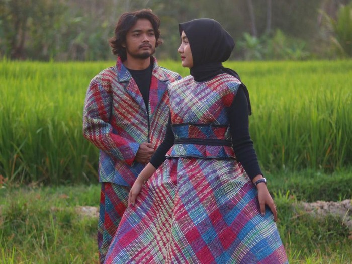 Foto Khoirul Anam yang membuat setelan busana dari tikar, viral di media sosial.