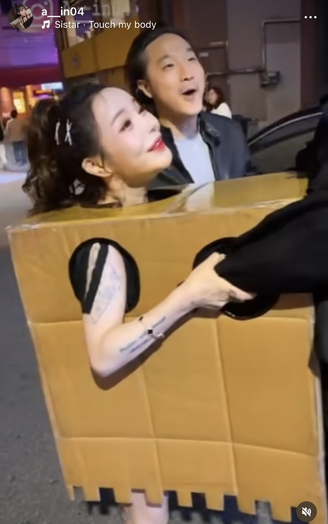 Seorang model wanita asal Korea Selatan, Ah In, menuai kontroversi setelah berkeliaran telanjang di jalanan, hanya memakai kardus bolong. Dia meminta sejumlah pria yang lalu-lalang untuk memegang payudaranya.Foto: dok. Instagram @a__in04