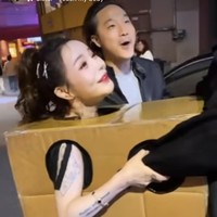 Seorang model wanita asal Korea Selatan, Ah In, menuai kontroversi setelah berkeliaran telanjang di jalanan, hanya memakai kardus bolong. Dia meminta sejumlah pria yang lalu-lalang untuk memegang payudaranya.Foto: dok. Instagram @a__in04