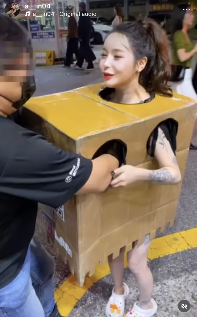 “Jika pria melepas bajunya tidak akan menjadi masalah, tapi jika wanita yang melakukannya akan dianggap sebagai kejahatan. Aku ingin melawan kenyataan ini,” ungkap Ah In, seperti dilansir dari Insight.Foto: dok. Instagram @a__in04