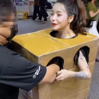 “Jika pria melepas bajunya tidak akan menjadi masalah, tapi jika wanita yang melakukannya akan dianggap sebagai kejahatan. Aku ingin melawan kenyataan ini,” ungkap Ah In, seperti dilansir dari Insight.Foto: dok. Instagram @a__in04