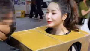 10 Foto Model yang Berkeliaran Telanjang Pakai Kardus, Jadi Kontroversi