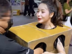 10 Foto Model yang Berkeliaran Telanjang Pakai Kardus, Jadi Kontroversi