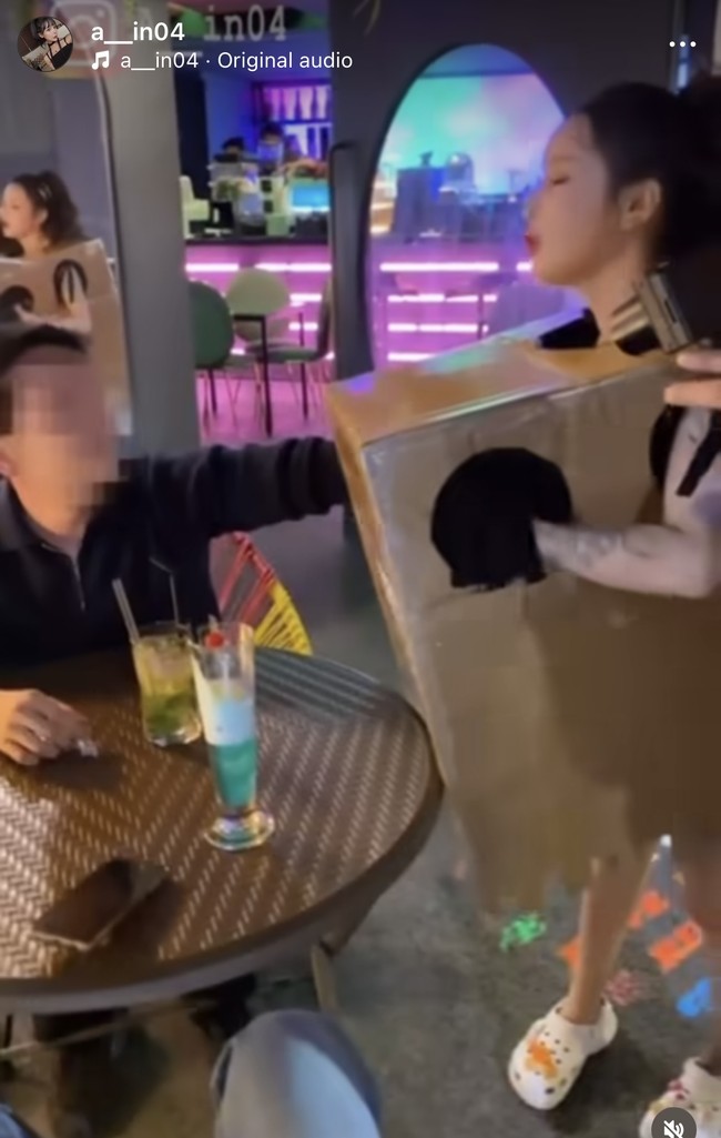 Menurut laporan di forum komunitas online, Ah In berkeliaran di malam hari dengan kotak bertuliskan ‘Angel Box’ atau ‘Kotak Malaikat’. Dia juga menaruh barcode pada kardusnya. Sehingga para pria yang memegang payudaranya harus membayar setelah itu. Foto: dok. Instagram @a__in04