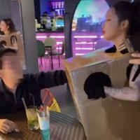 Menurut laporan di forum komunitas online, Ah In berkeliaran di malam hari dengan kotak bertuliskan ‘Angel Box’ atau ‘Kotak Malaikat’. Dia juga menaruh barcode pada kardusnya. Sehingga para pria yang memegang payudaranya harus membayar setelah itu. Foto: dok. Instagram @a__in04