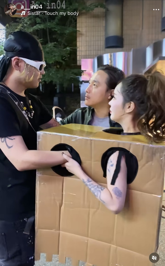 Lebih lanjut, Ah In mengungkap bahwa dia terpikir untuk berkeliaran telanjang hanya memakai kardus bolong karena agensinya. “Pimpinan agensi menyarankanku untuk melakukan pertunjukan menarik yang melanggar norma seksual di Korea Selatan, dan aku pikir itu akan menyenangkan, jadi aku tidak ragu mencobanya,” jelasnya. Foto: dok. Instagram @a__in04