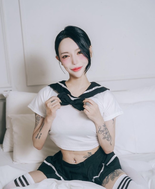 Ah In, yang dikenal sebagai model dewasa kontroversial asal Korea Selatan mengatakan dia akan melakukan aksi nekat lainnya jika followers Instagram-nya mencapai 100 ribu. Foto: dok. Instagram @a__in04