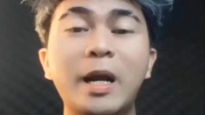 Foto: Pria yang disebut bernama Aperlinus Bulolo diduga menghina aksi penggalangan dana untuk rakyat Gaza, Palestina (Dok. TikTok @nikofaifbuulolo93)