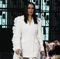 Aktris dan model lawas itu berkesempatan memeregakan tren busana pantless yang belakangan mendominasi panggung mode dunia. Dress putih berpotongan blazer dipakainya tanpa bawahan.  (Foto: Abduh/detikcom)