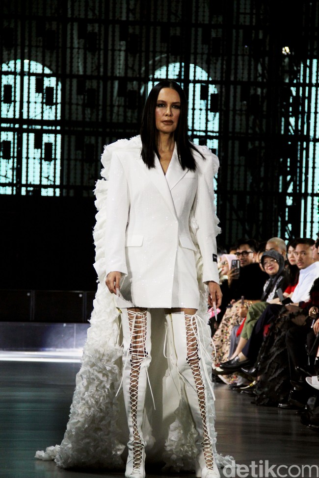 Koleksi teranyar karya Harry Halim ini bertajuk White Lies. Terdiri dari 31 looks atau set busana, deretan baju ini kembali mempertegas komitmen Harry untuk memperkenalkan pakaian genderless.  (Foto: Abduh/detikcom)