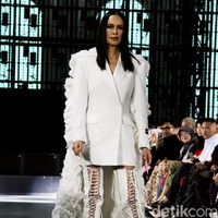 Koleksi teranyar karya Harry Halim ini bertajuk White Lies. Terdiri dari 31 looks atau set busana, deretan baju ini kembali mempertegas komitmen Harry untuk memperkenalkan pakaian genderless.  (Foto: Abduh/detikcom)