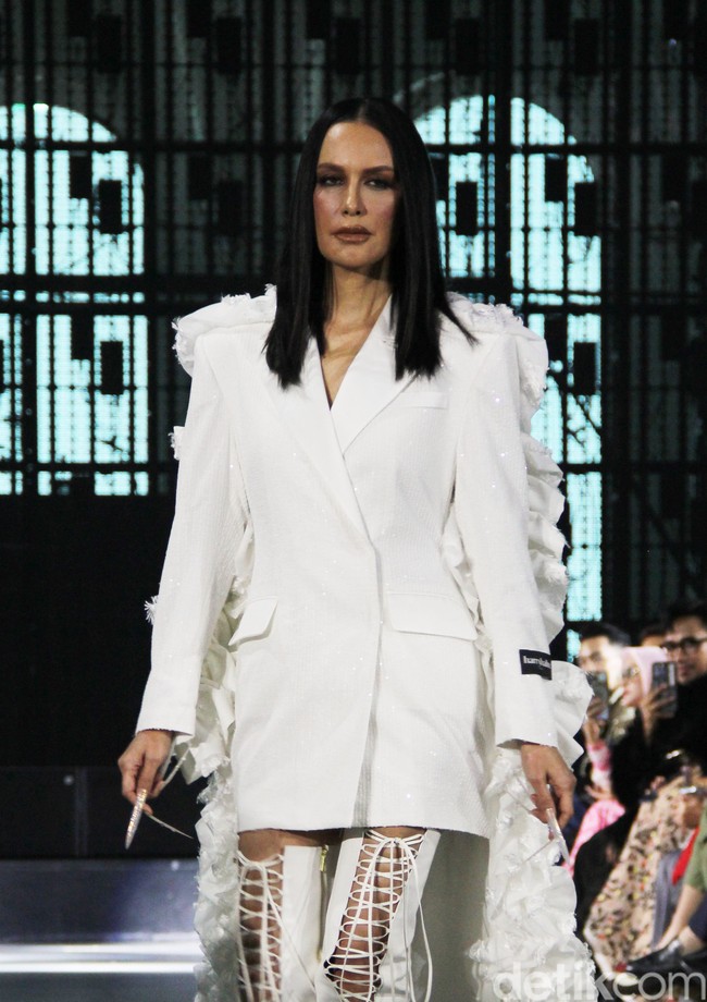 Riasan smokey eyes dan rambut pendek lurus bak cleopatra semakin membuat penampilannya dramatis. Pesona Sophia pun terasa tak luntur meski usianya sudah berkepala lima. (Foto: Abduh/detikcom)