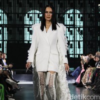 Gaya ibu dua anak itu kian sempurna berkat sepasang high-knee boots penuh temali yang menopang kaki jenjangnya. (Foto: Abduh/detikcom)