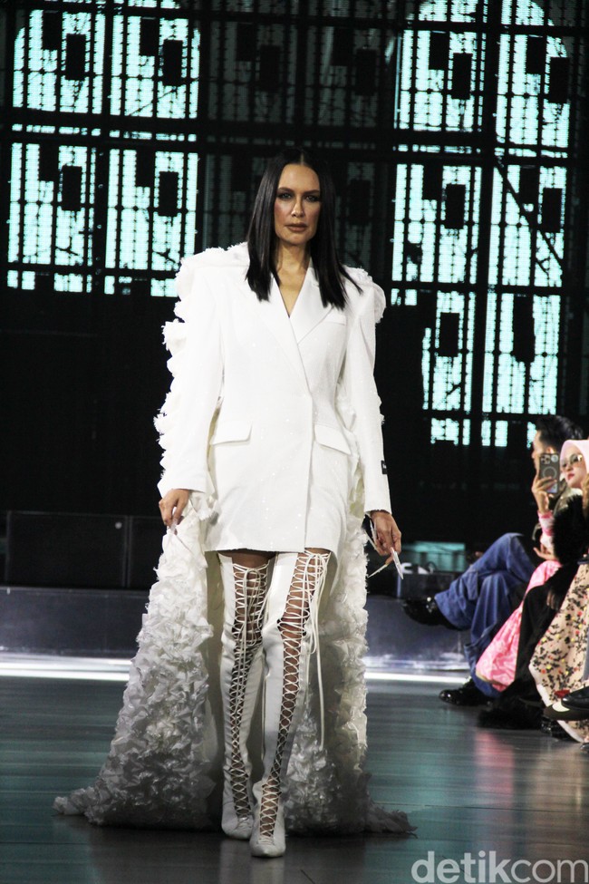 Peragaan koleksi Harry Halim Spring-Summer 2024 di SCBD, Jakarta Selatan, Selasa (17/10/2023), kedatangan tamu spesial. Muncul Sophia Latjuba sebagai model penutup. (Foto: Abduh/detikcom)