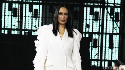 6 Potret Aksi Sophia Latjuba di Catwalk, Seksi dengan Tren Tanpa Celana